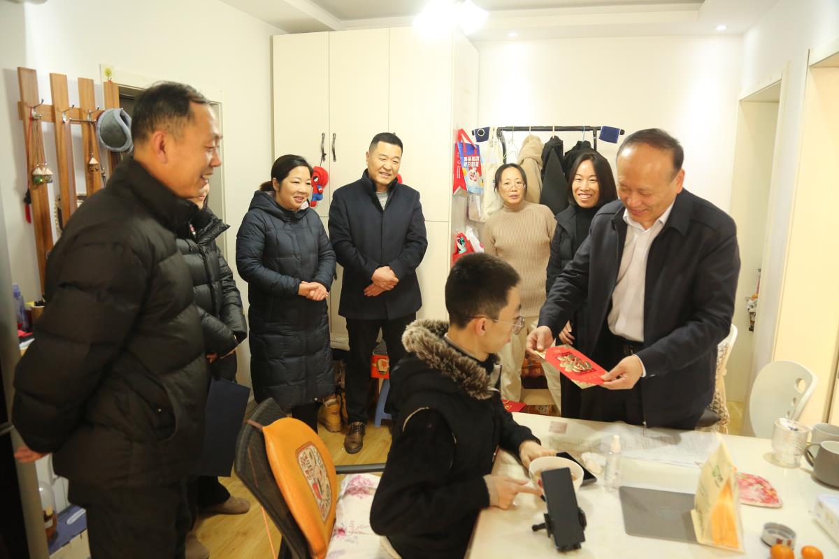 集團紀委書(shū)記張興林開(kāi)展送溫暖